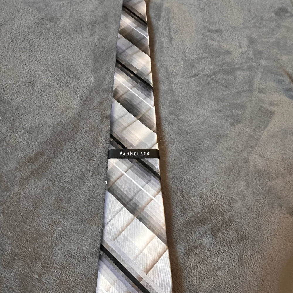Van Huesen Grey and Black Necktie

Never been worn. 
New with tags.
